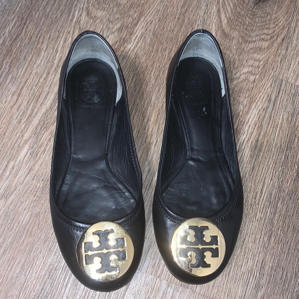 Tory Burch Reva flats in black. Gold buckle, size 5 1/2